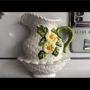 Lefton Wallpocket, basket weave, daisies, 1960s